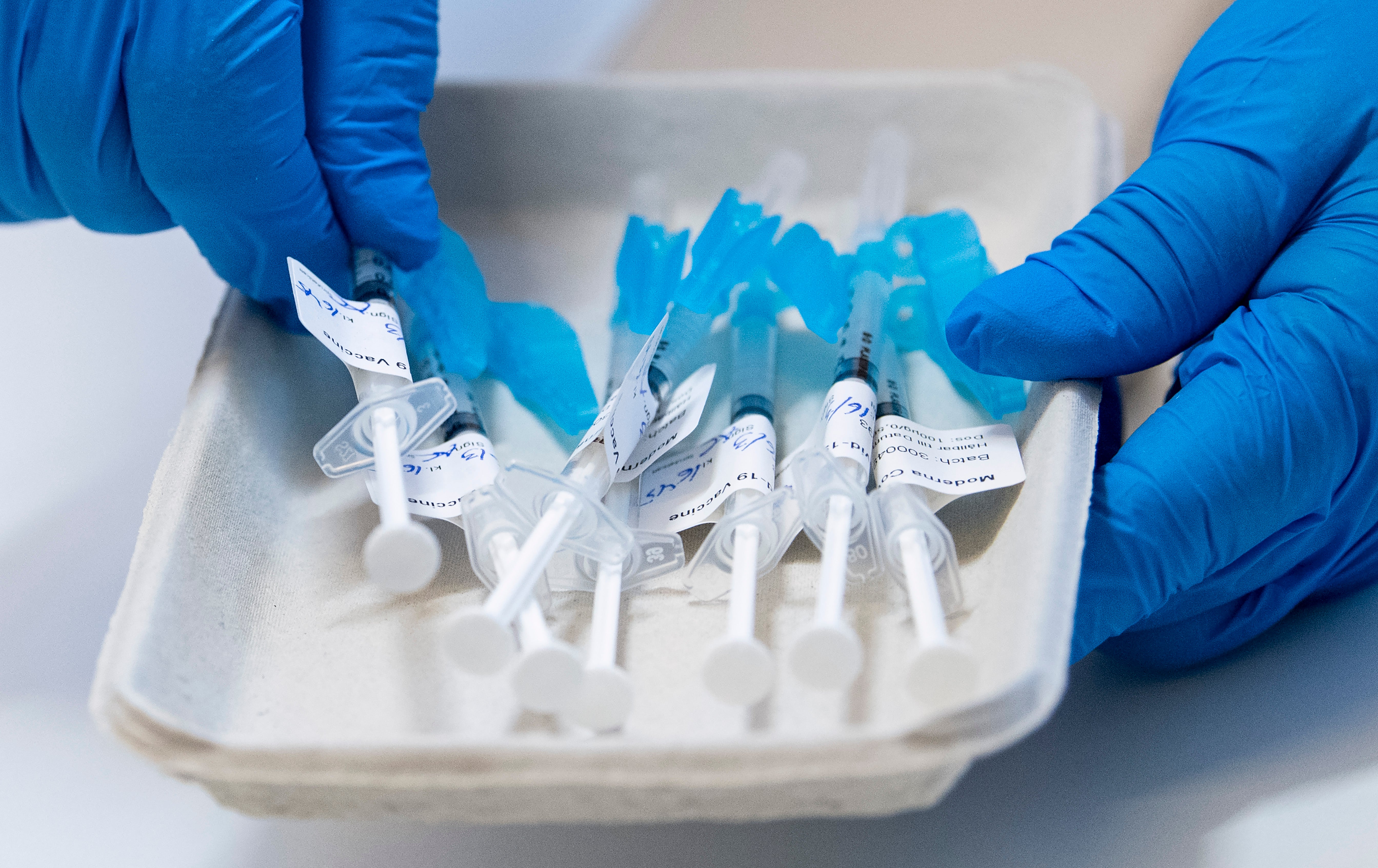 Wall Street öppnar rött – Moderna faller 