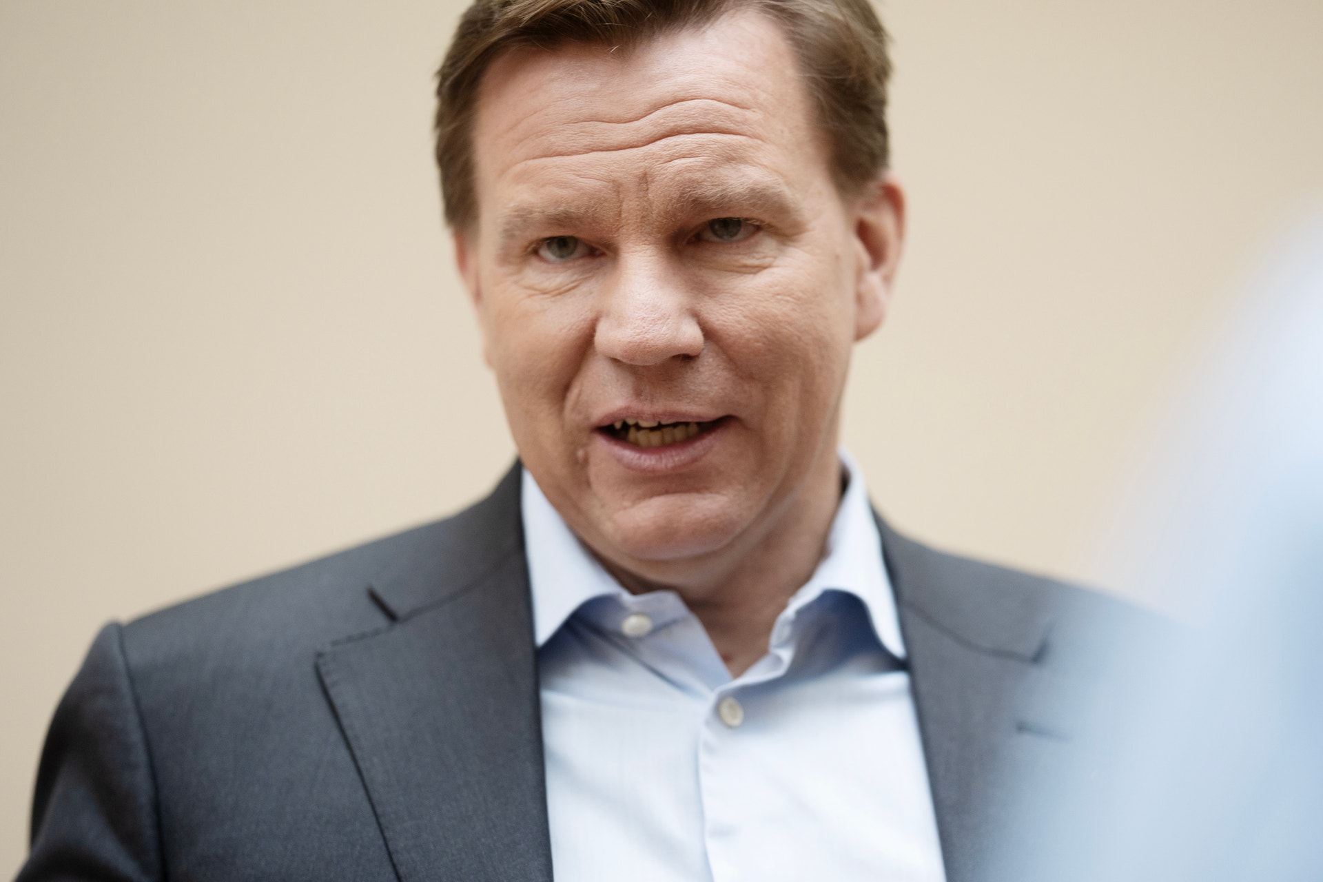 Porträtt av en man i mörkblå kavaj och ljusblå skjorta