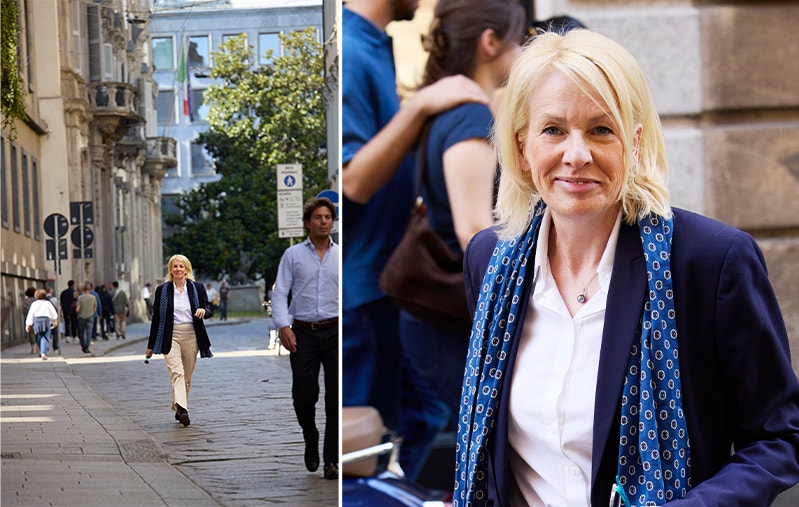 Bodil SONESSON går på Stockholms gator klädd i beiga byxor och blå kavaj.