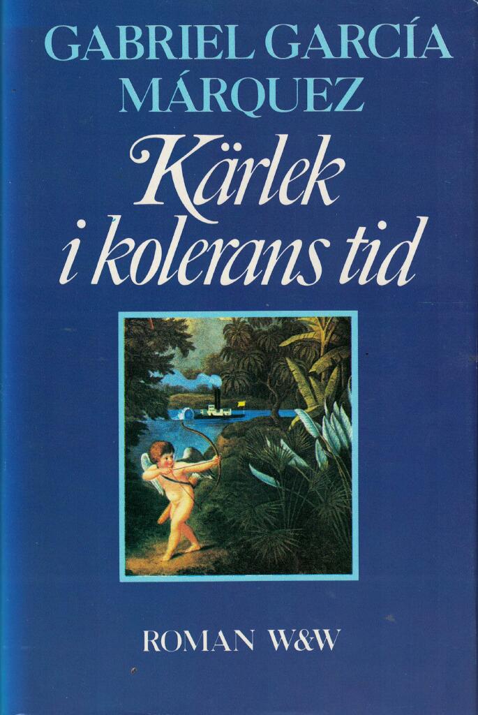 Bokomslag för 'Kärlek i kolerens tid' av Gabriel García Márquez. Omslaget har en mörkblå bakgrund med vit text och ett målat porträtt som visar ett barn vid en flod med båtar och grön vegetation i bakgrunden.