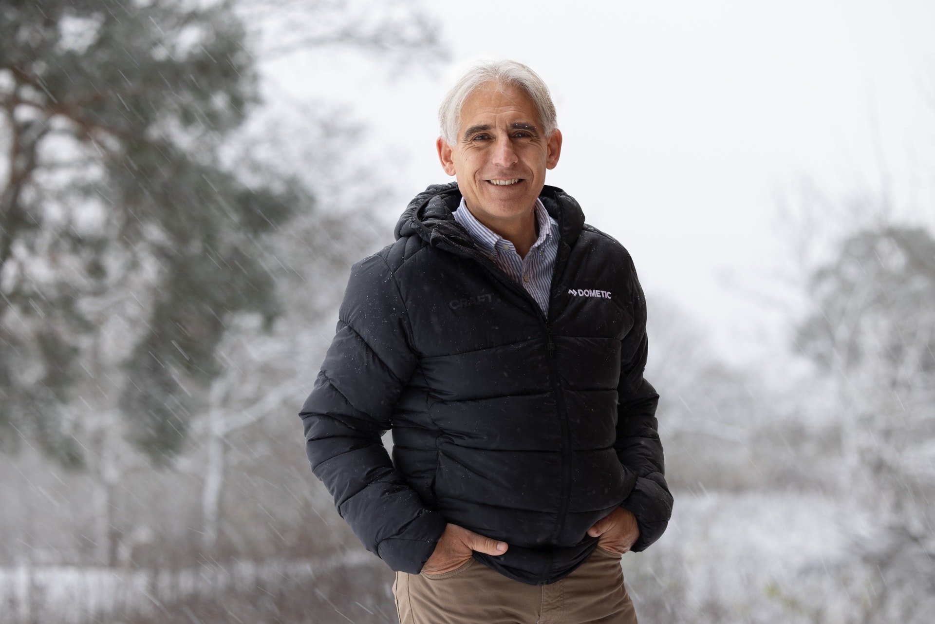 Porträtt av en man utomhus i vinterlandskap