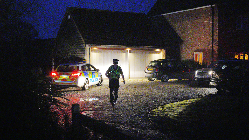 Polis genomsöker ett hem som tillhör Lord Peter Mandelson i Wiltshire, England, på fredagen den 6 februari 2026, som en del av en utredning om misstänkt olämpligt agerande kopplat till hans band till den avlidne Jeffrey Epstein.