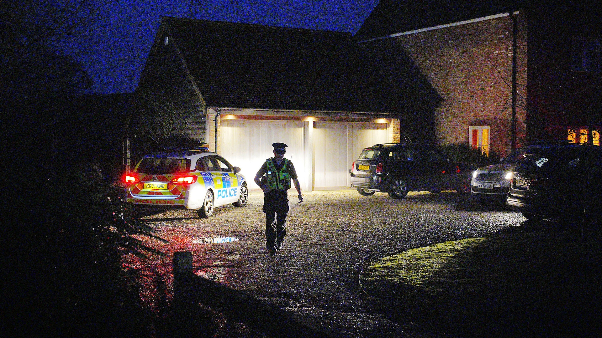 Polis genomsöker ett hem som tillhör Lord Peter Mandelson i Wiltshire, England, på fredagen den 6 februari 2026, som en del av en utredning om misstänkt olämpligt agerande kopplat till hans band till den avlidne Jeffrey Epstein.