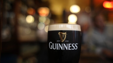 Alkoholjätten faller tungt – sänker prognosen igen