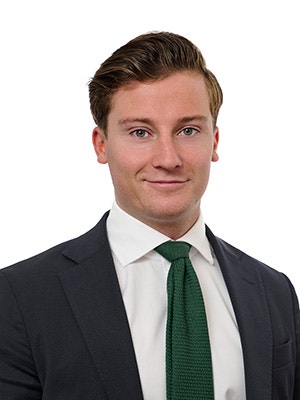 Porträtt av en man i affärskläder mot vit bakgrund