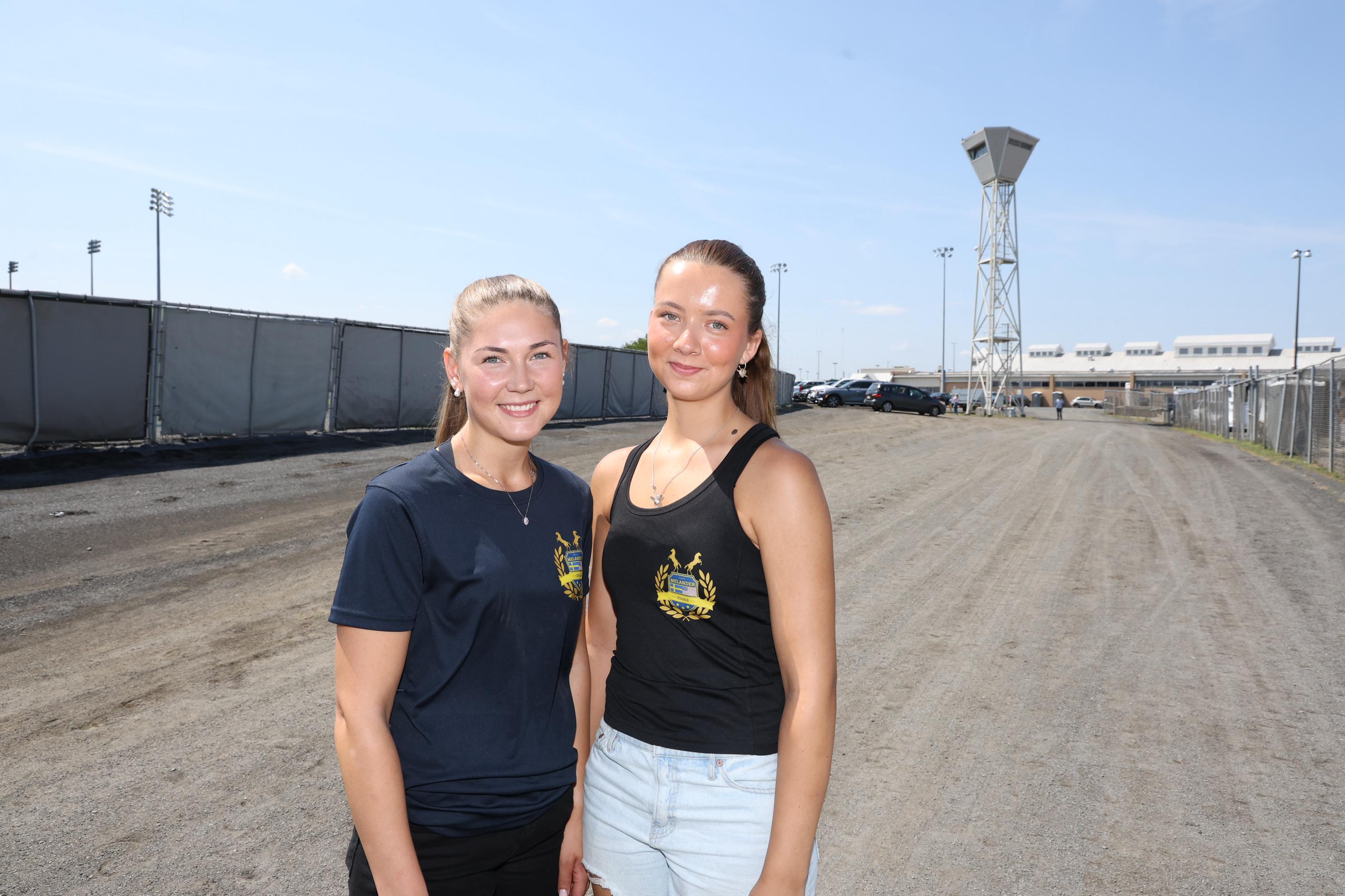 Marylands skötare Amalie Ødegård och kollegan Alva Hagberg 